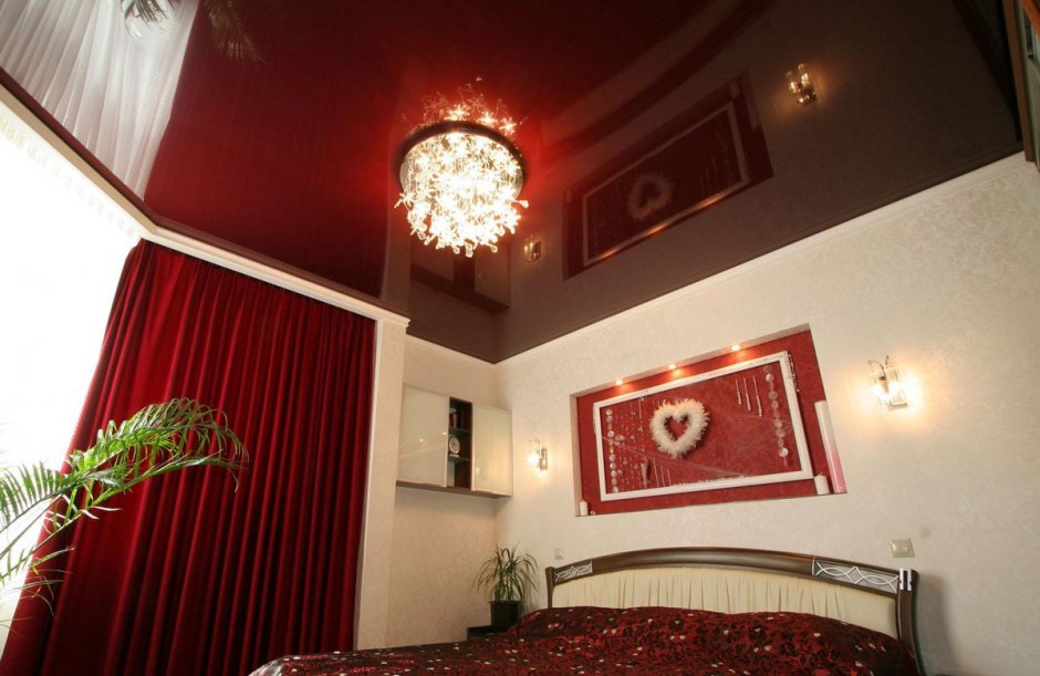 Красный глянцевый потолок в спальне