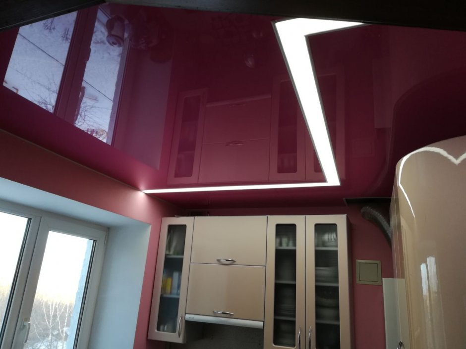 Натяжной потолок в кухню бордовый цвет