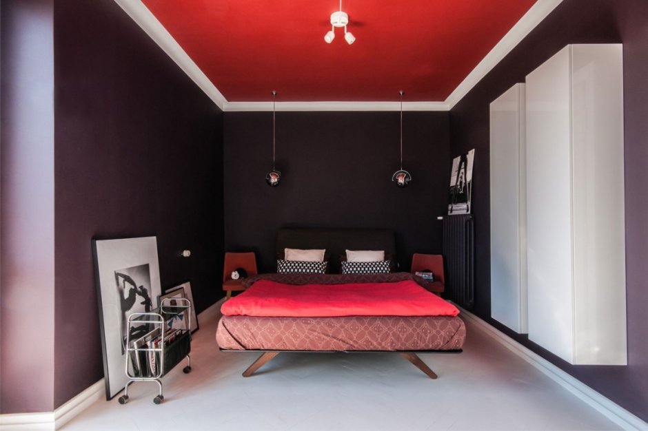 Красный потолок в интерьере спальни