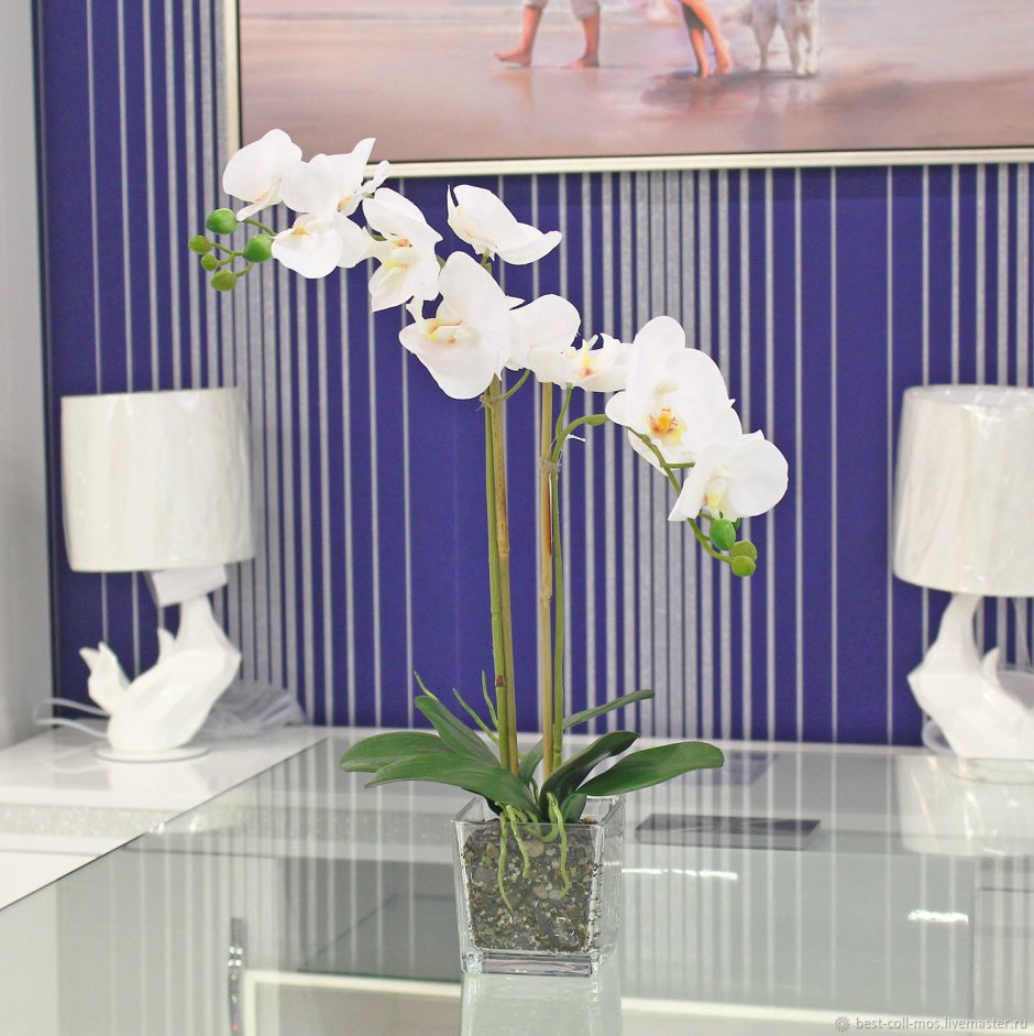 Композиция из искусственных орхидей для современного интерьера