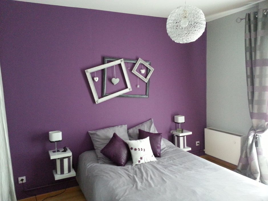 Фиолетово серая спальня