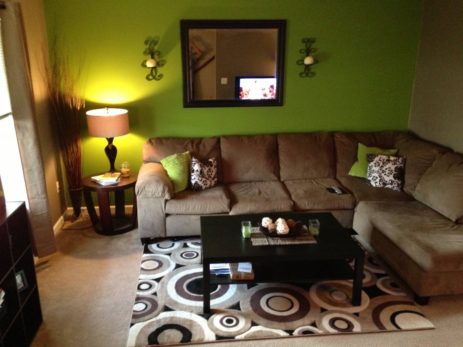 Зеленый диван и коричневая мебель