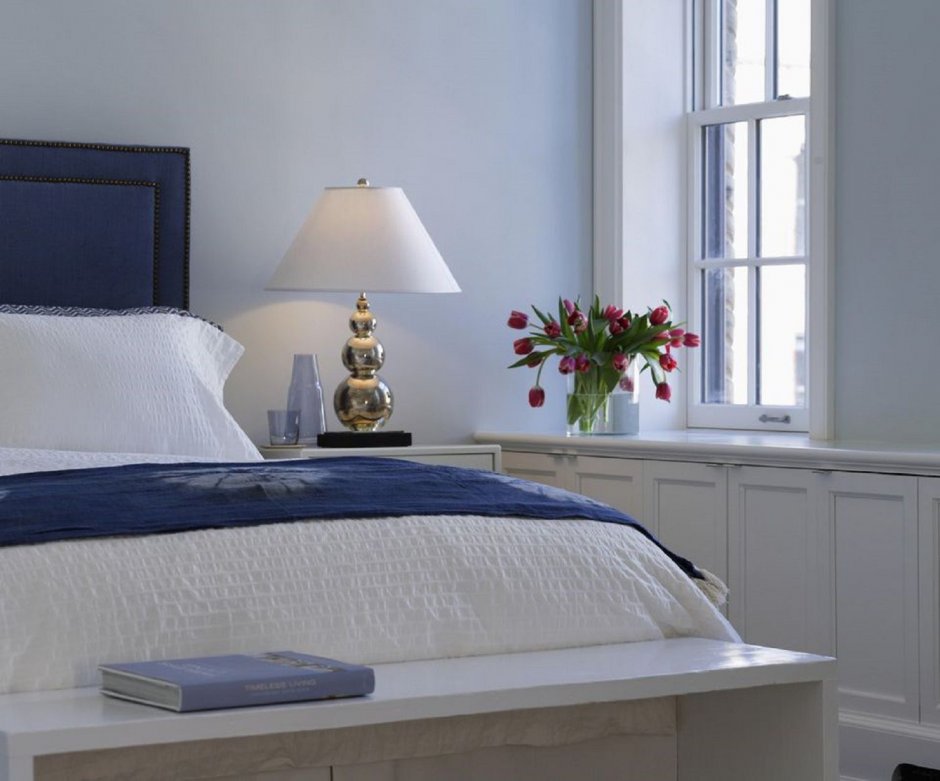 Синяя кровать с белой мебелью