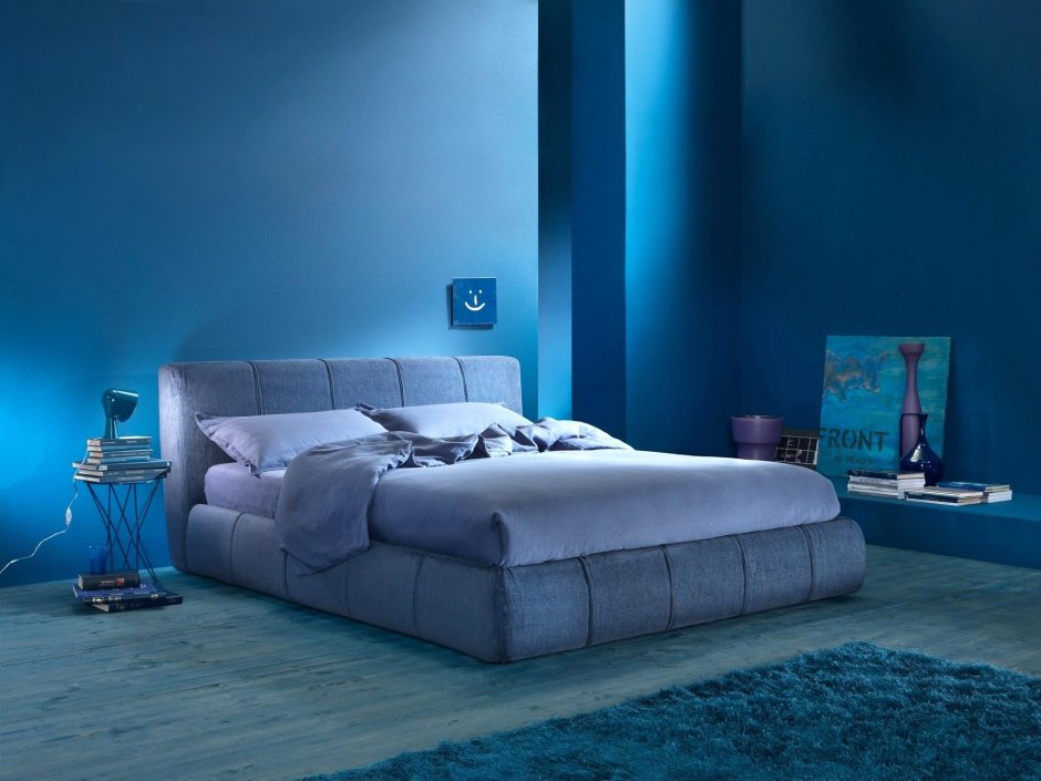 Спальня с кроватью синего цвета