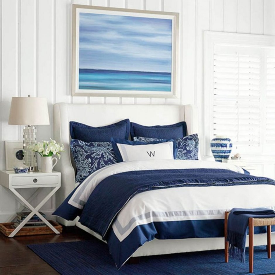 Белая кровать с синим