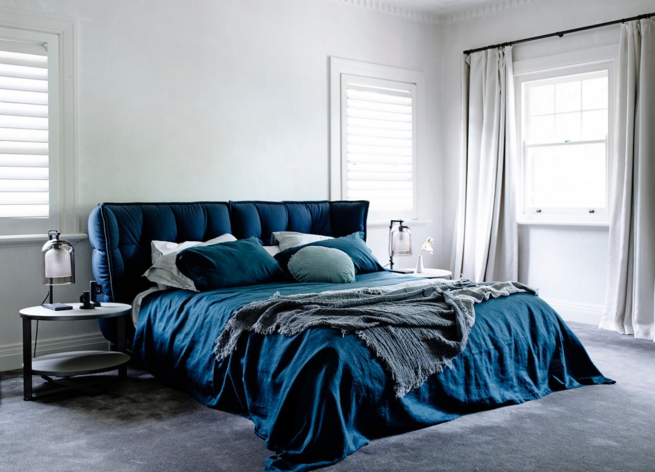 Синяя кровать в интерьере