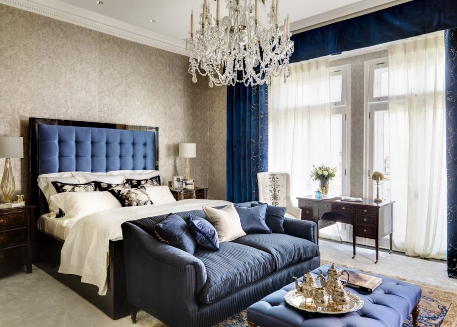 Синий диван в спальне