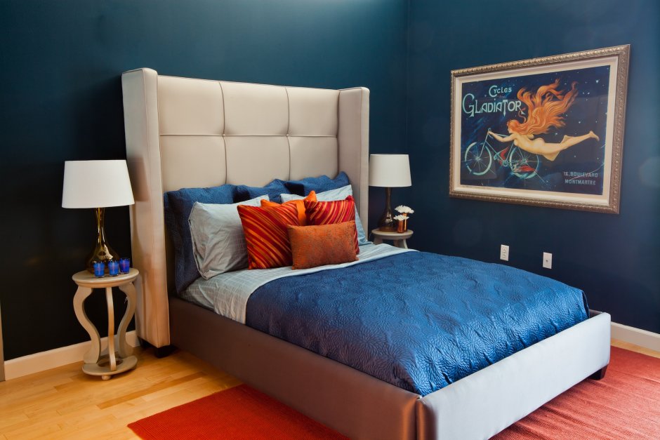 Интерьер с синей кроватью