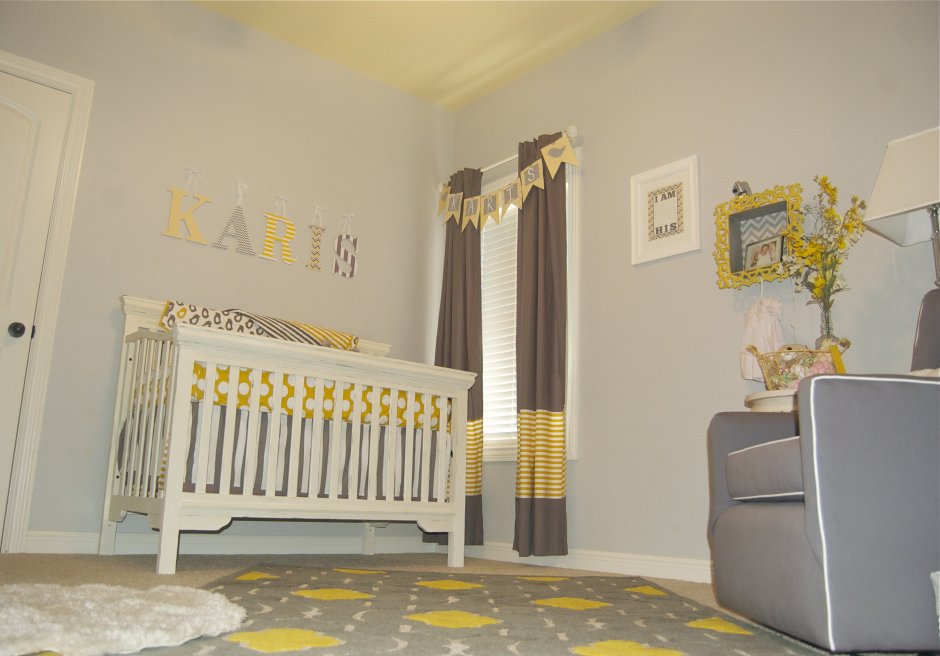 Интерьер детской для новорожденного с диваном в желтых тонах
