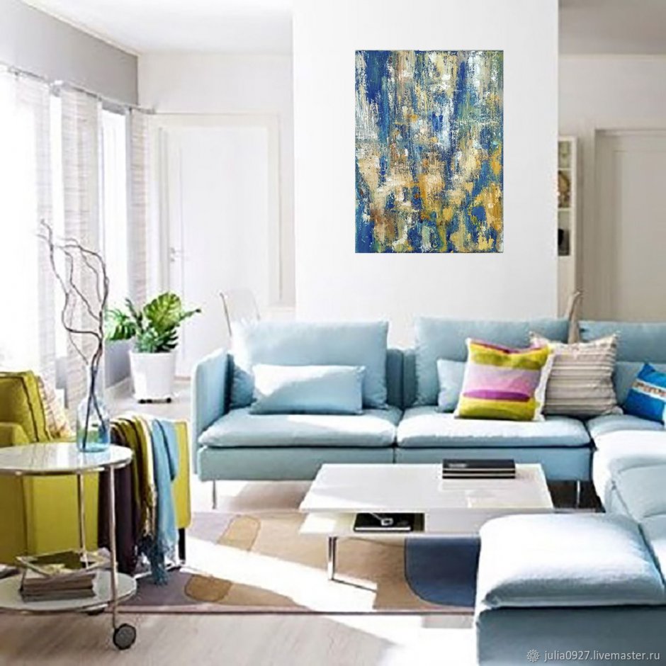 Светлая гостиная с синим диваном