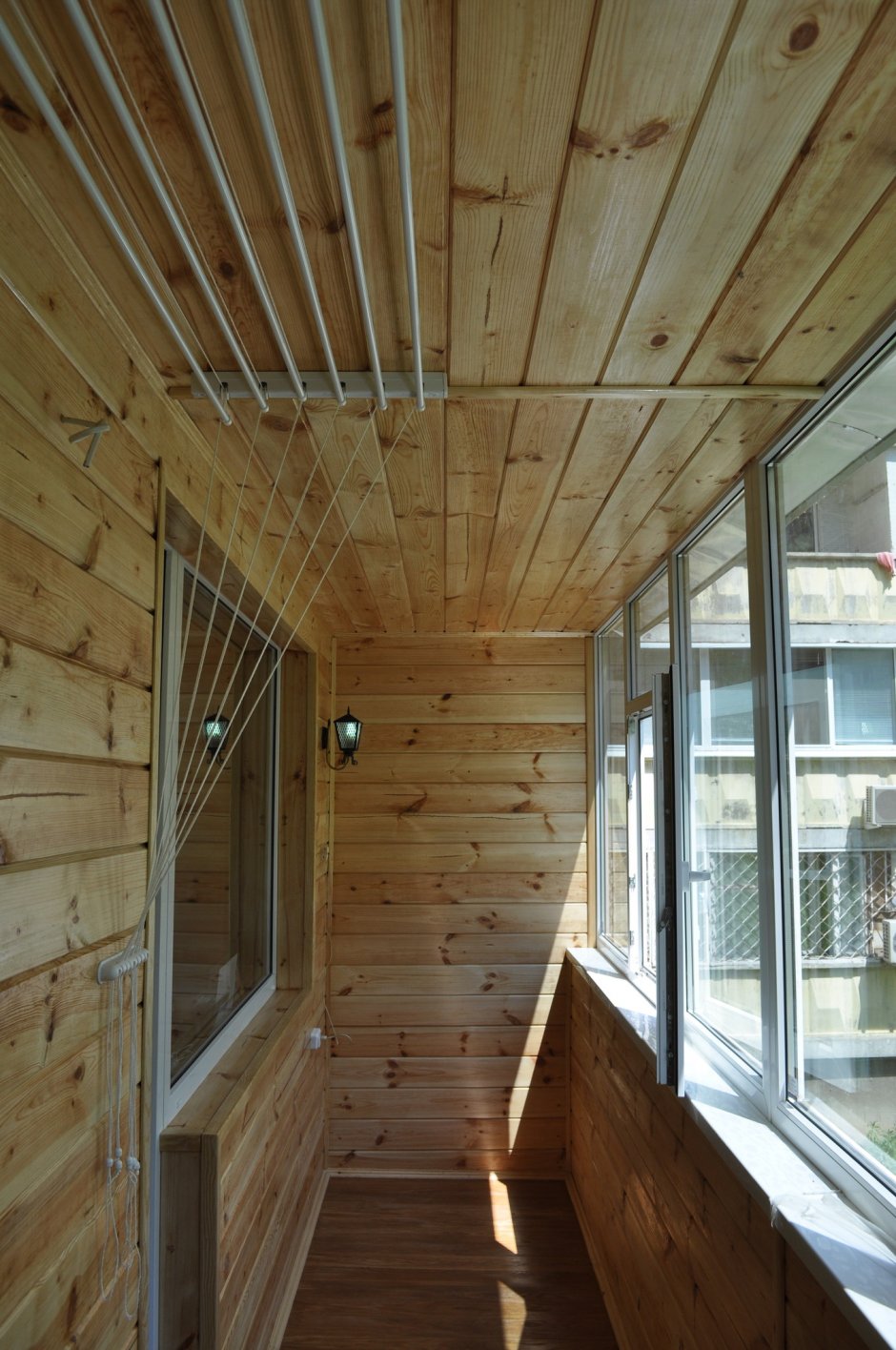 Балкон с деревянной отделкой