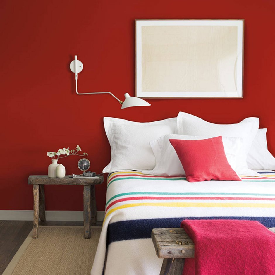 Красные стены в спальне