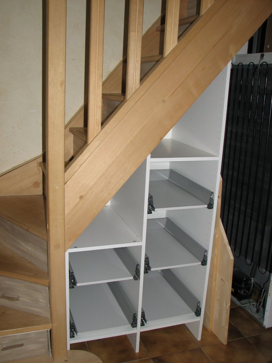 Шкафы и стеллажи под лестницей