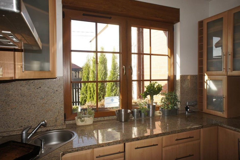 Ламинированные окна на кухне
