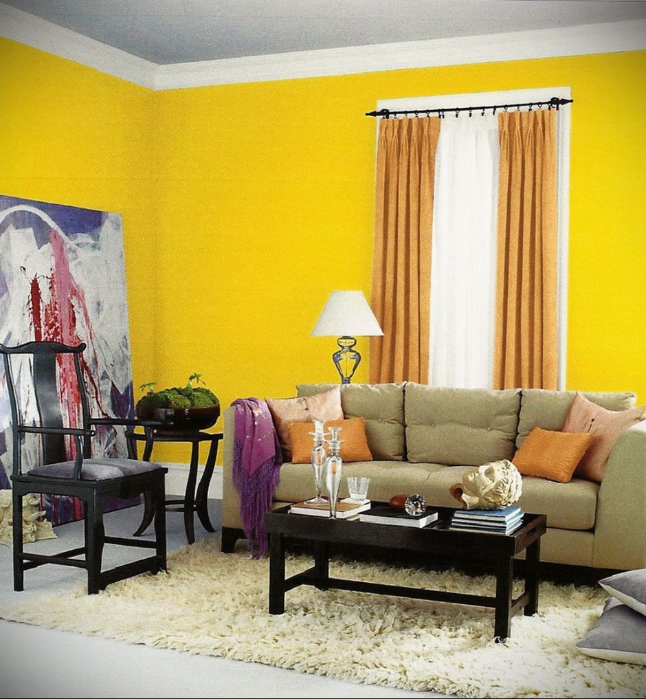 Желтые стены в гостиной