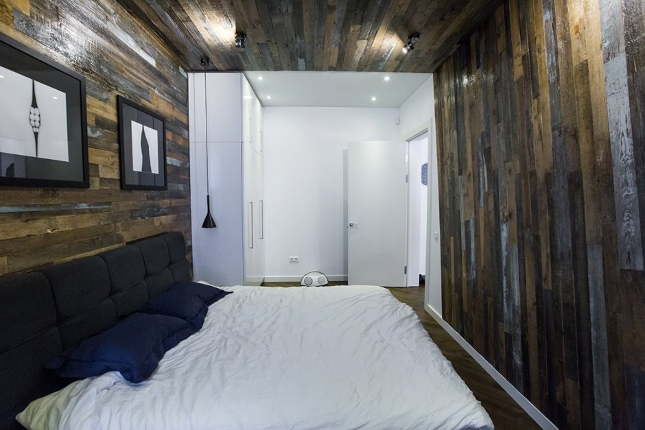 Спальня с ламинатом на стене и потолке
