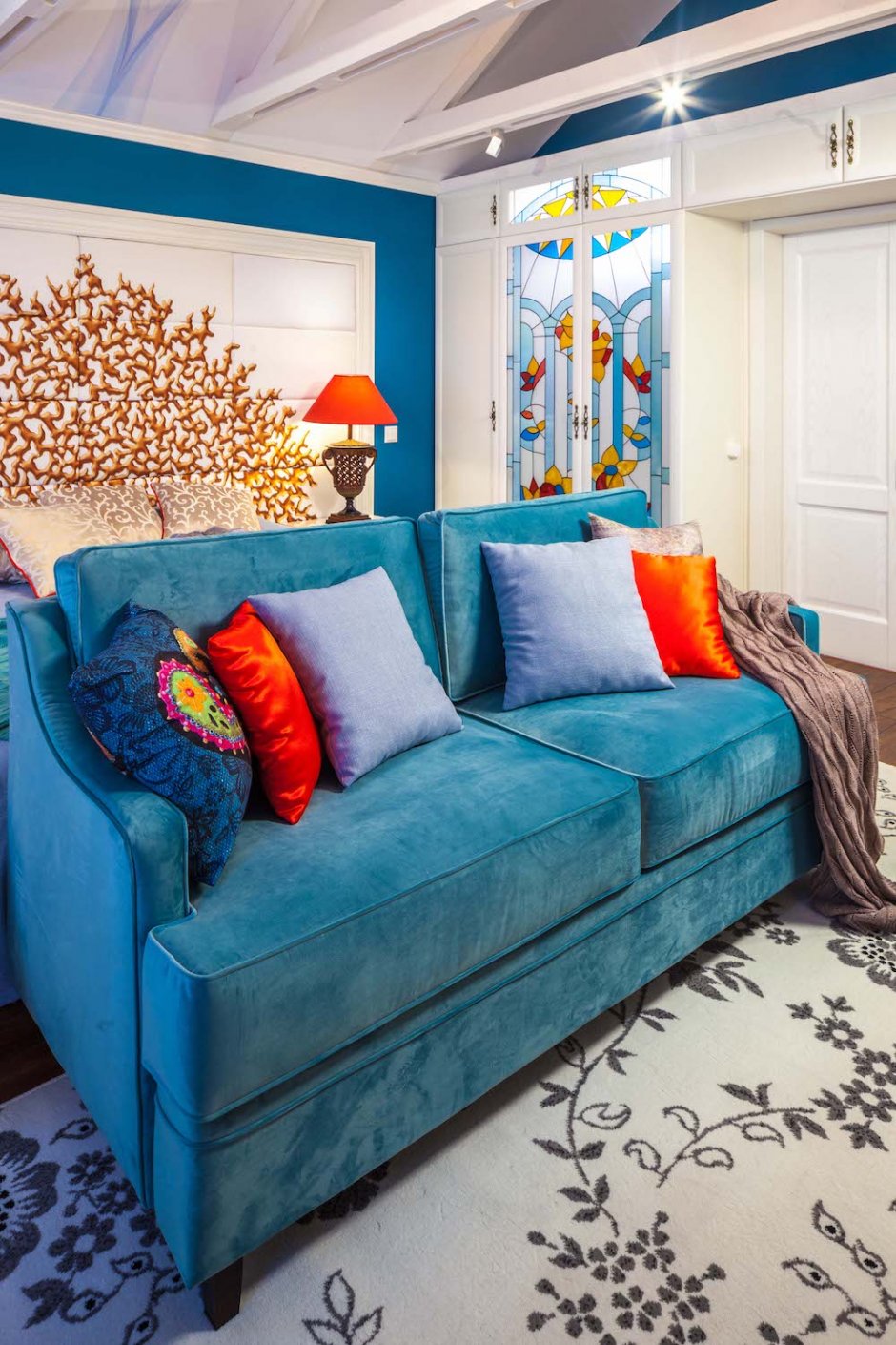 Голубые подушки на диван