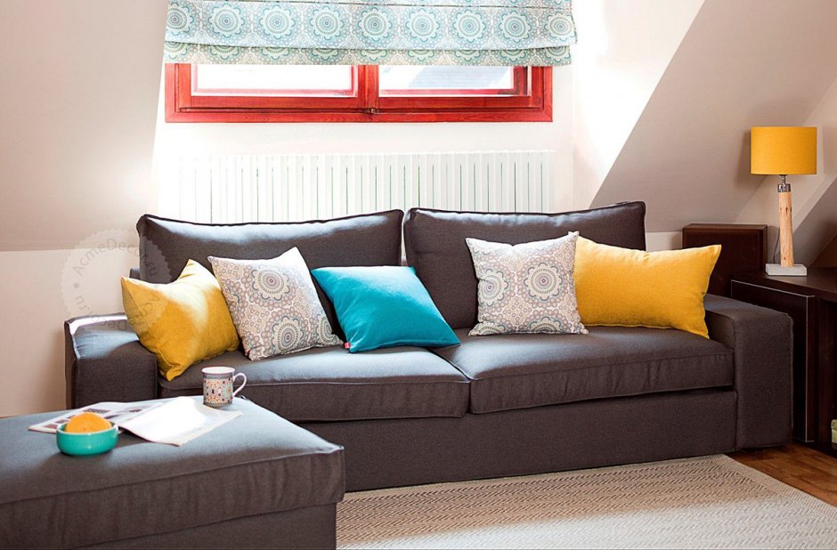 Серый диван с разноцветными подушками