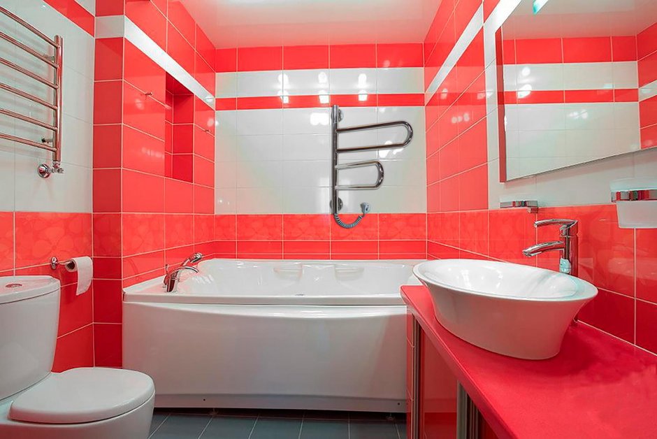 Красно-белая плитка в маленькой ванной