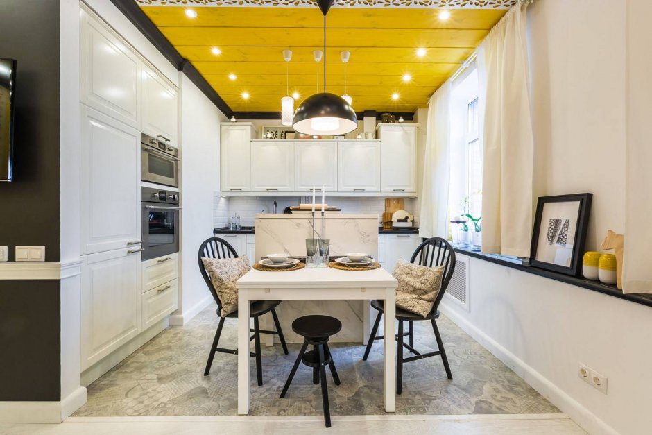 Желтый потолок в интерьере кухни