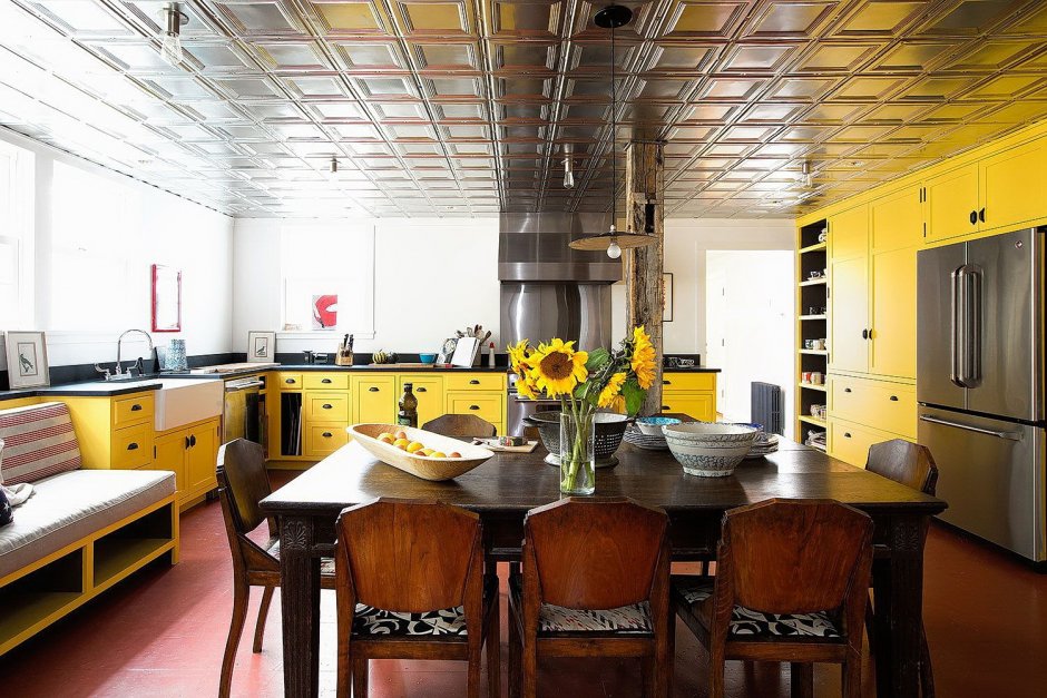 Желтый потолок в интерьере кухни