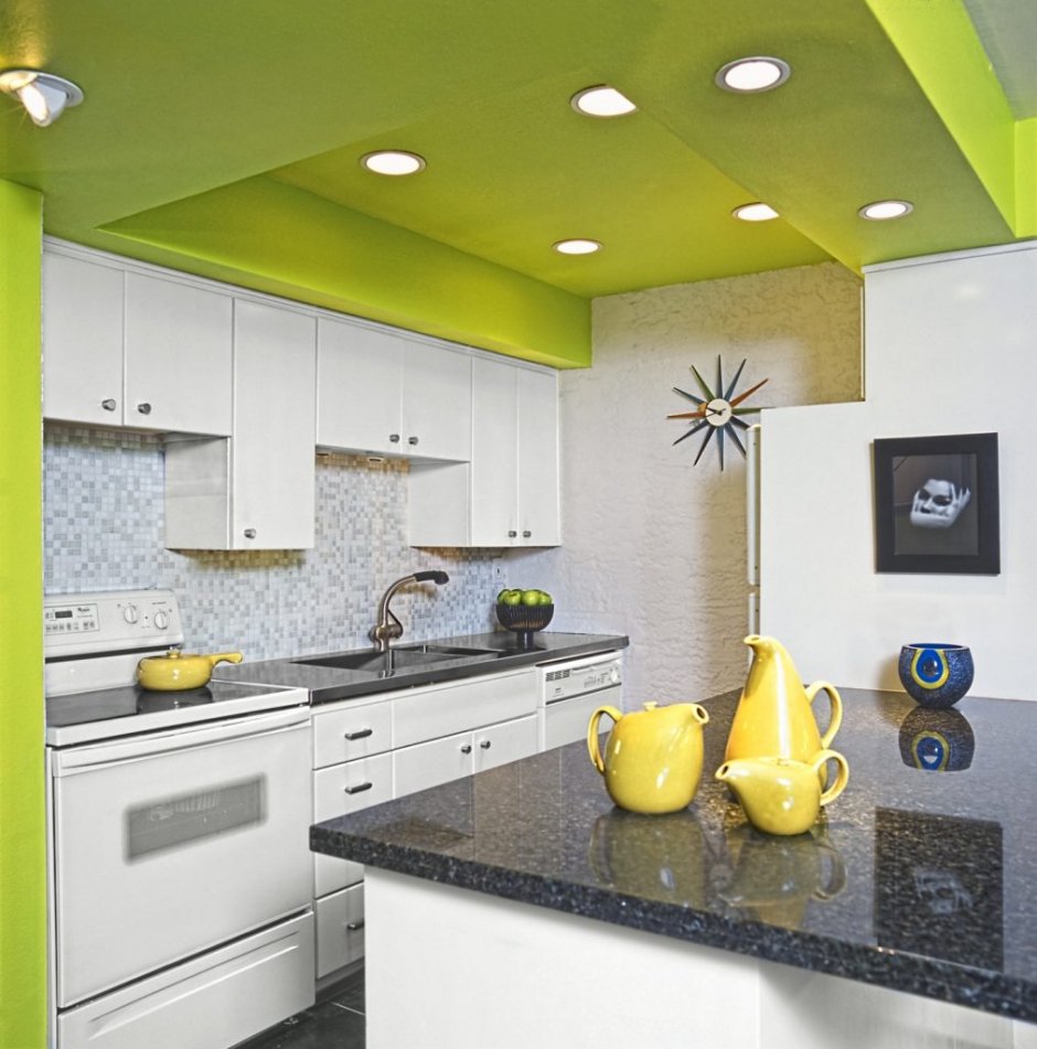 Зеленый потолок на кухне