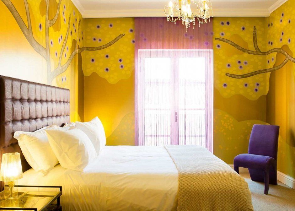 Натяжной потолок желтого цвета в спальне