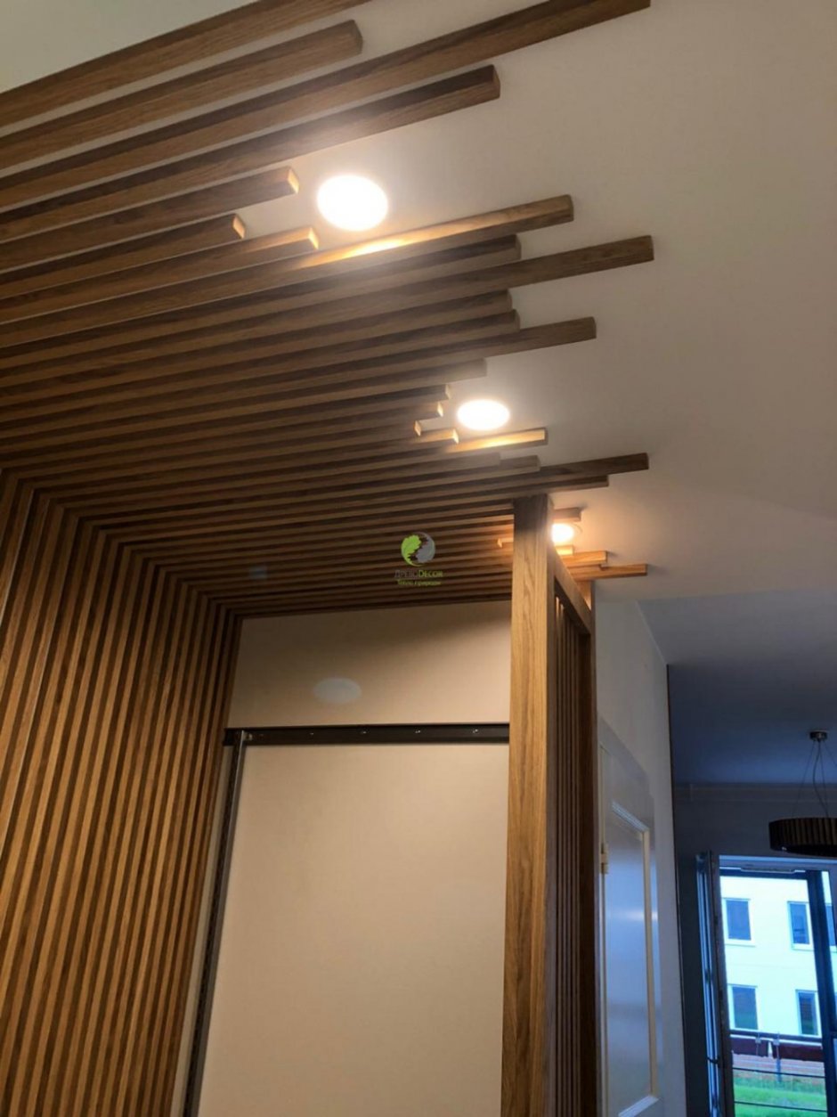Потолок с рейками из дерева с подсветкой