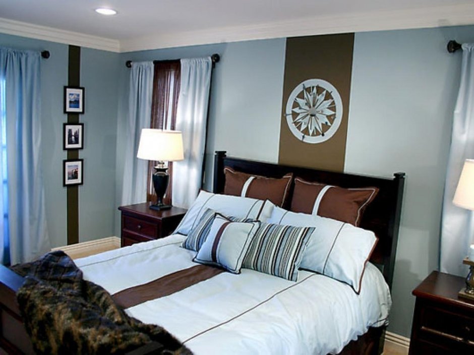 Голубя спальня с коричневой мебелью