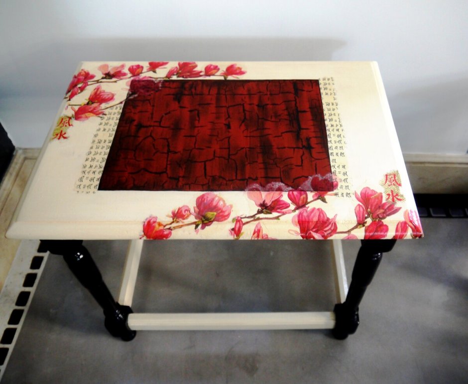 Журнальный столик роспись в японском стиле