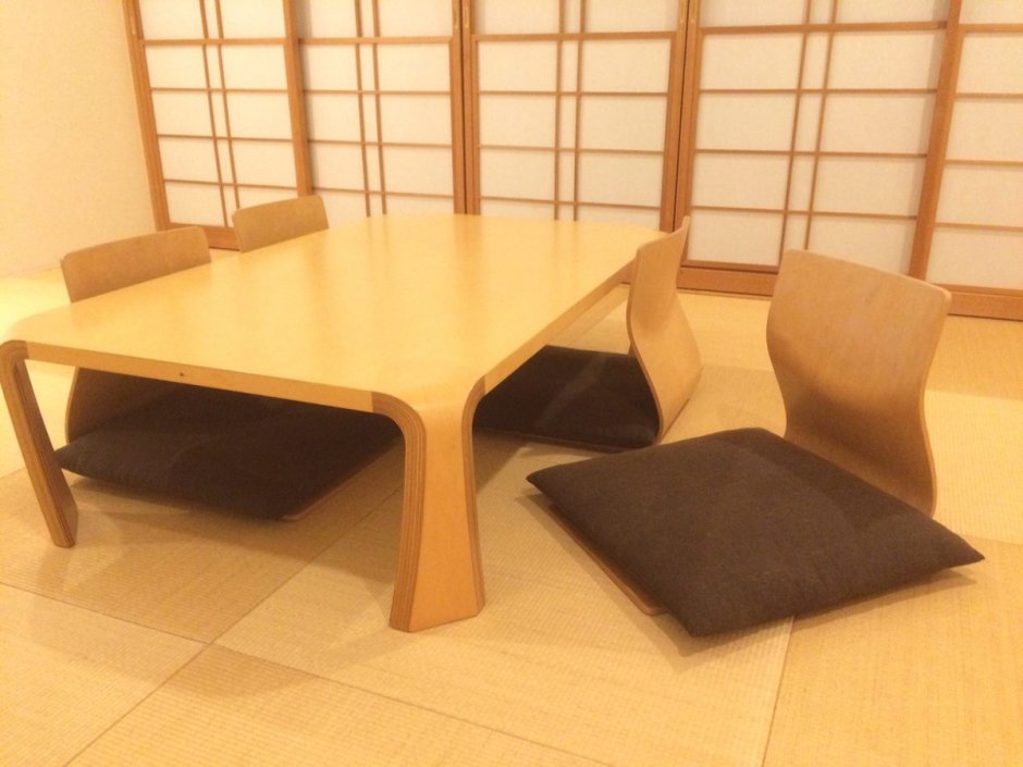 Стол с японскими сувенирами