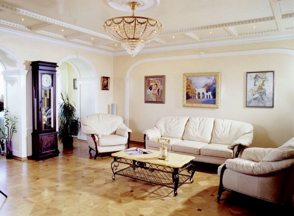Картины в интерьере гостиной в классическом стиле
