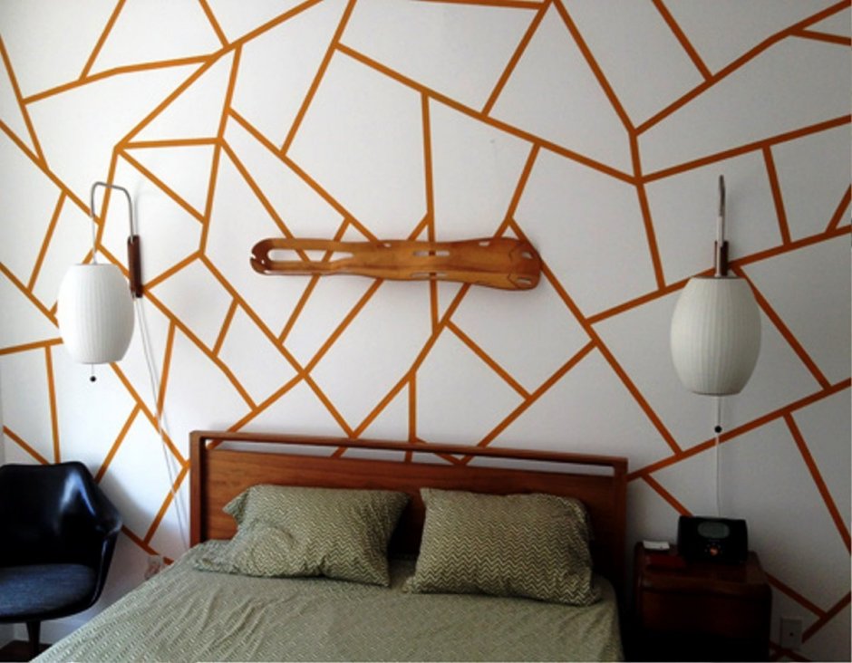 Геометрические полосы на стене