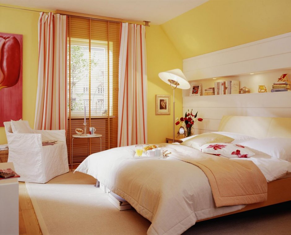 Желтый цвет стен в спальне