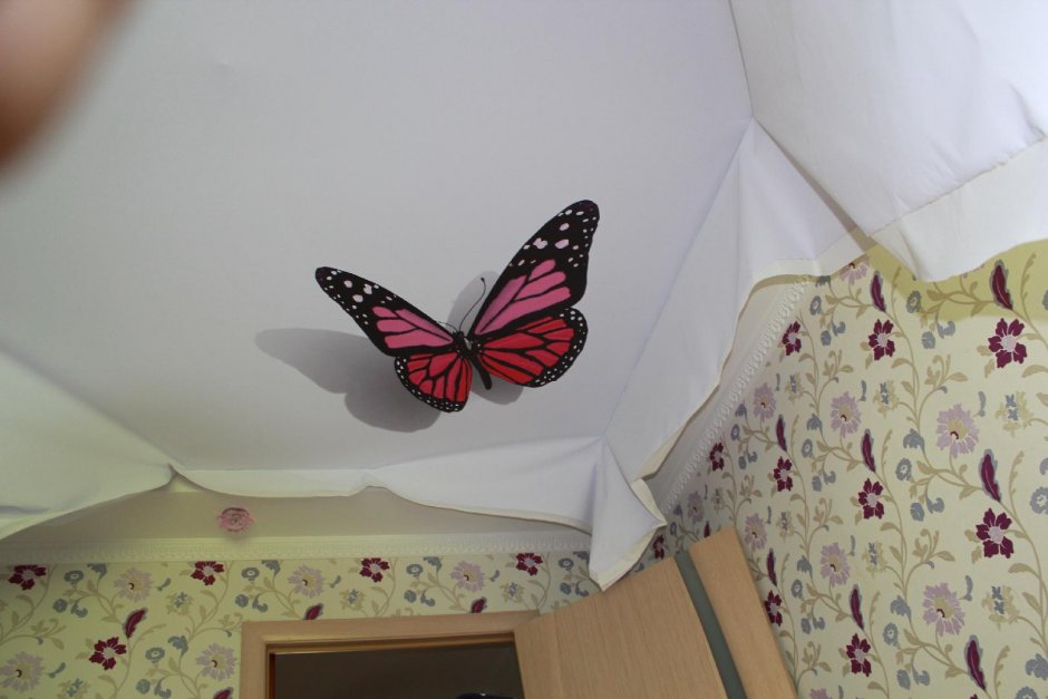 Потолок с бабочками в детскую