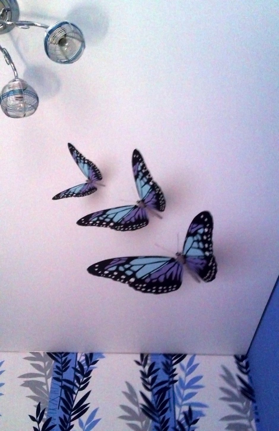Голубые бабочки на потолке