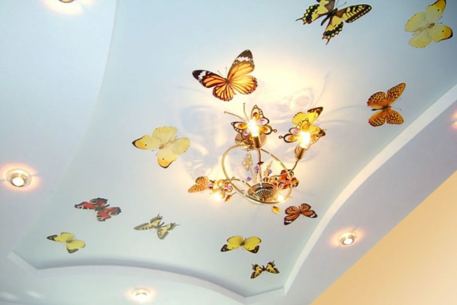 Натяжные потолки с рисунком бабочки