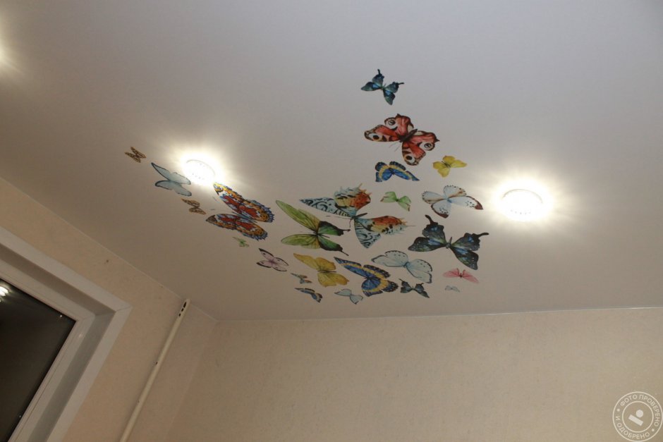 Потолок с бабочками в детскую
