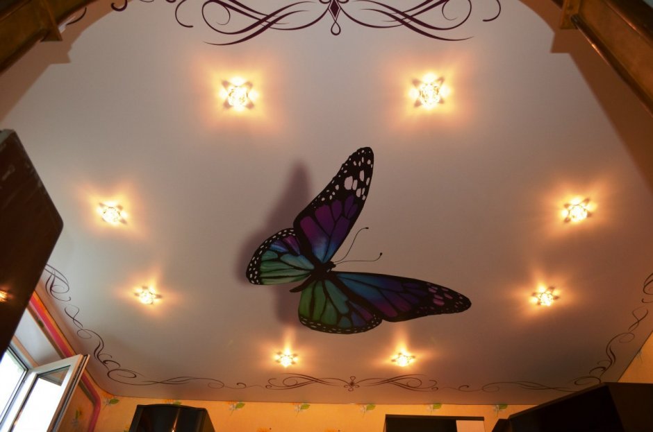 Натяжной потолок с бабочками для детской