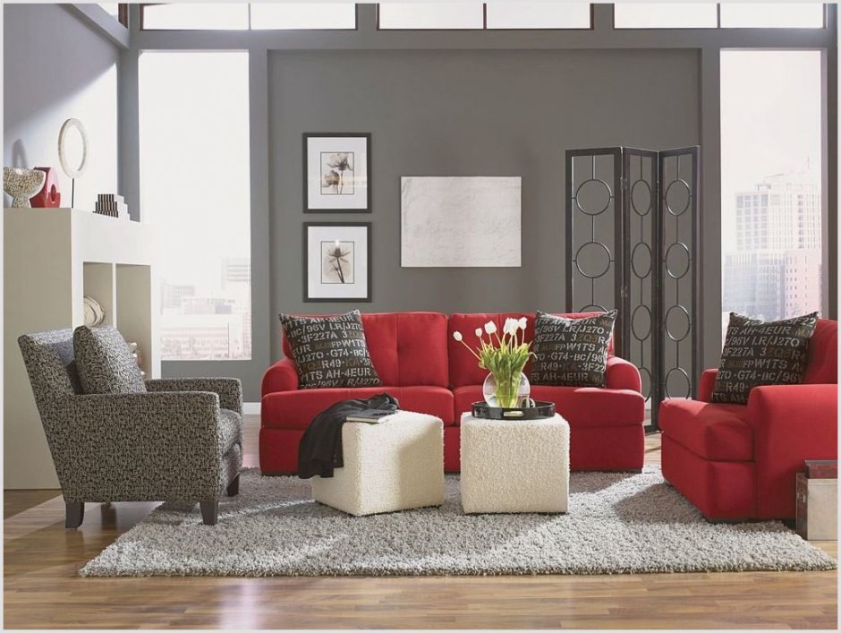 Красный диван в интерьере гостиной