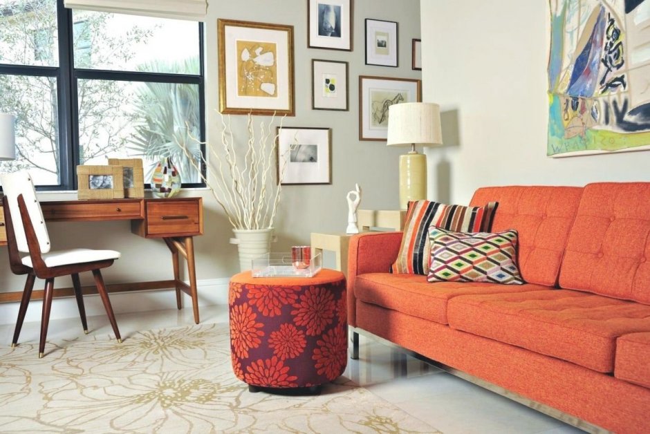 Интерьер к оранжевой мягкой мебели