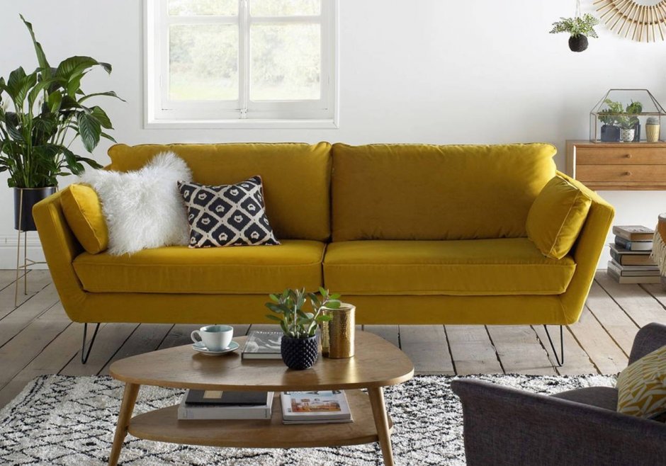 Желтый диван в гостиной