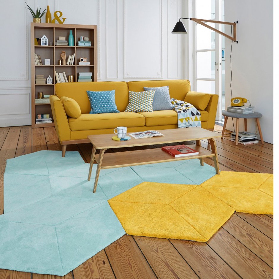 Желтый диван в скандинавском стиле
