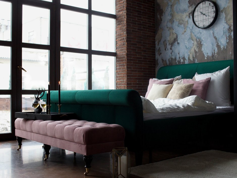Кровать изумрудного цвета в интерьере