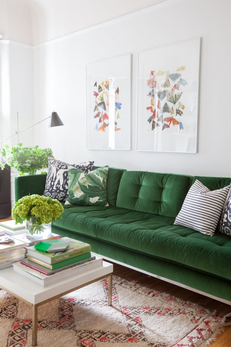 Изумрудно зеленый диван в интерьере