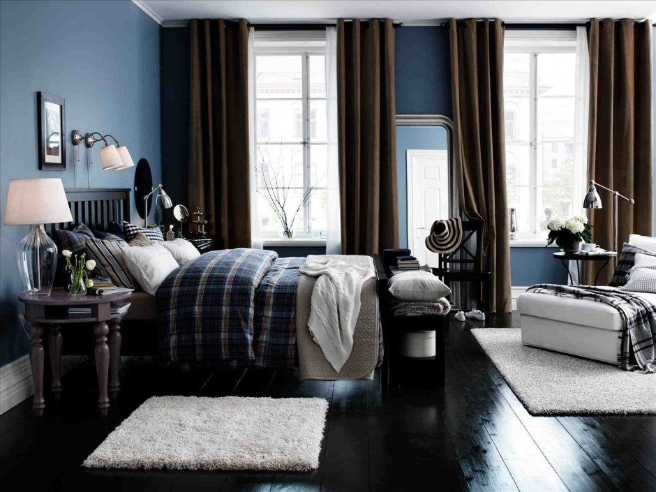 Спальня в голубых тонах с темной мебелью
