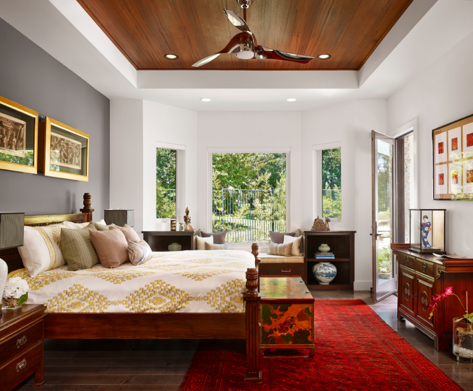 Интерьер спальни с деревянным потолком