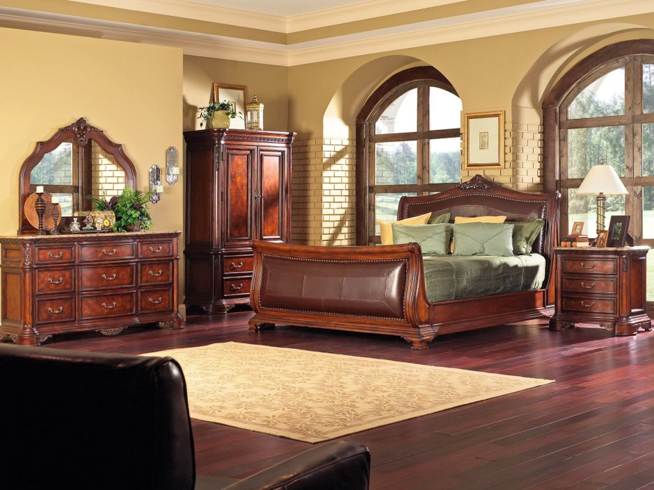 Интерьер с деревянной классической мебелью