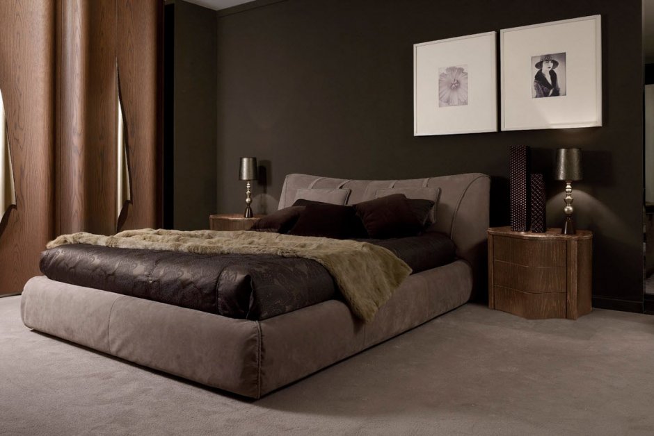 Кровать с коричневым изголовьем