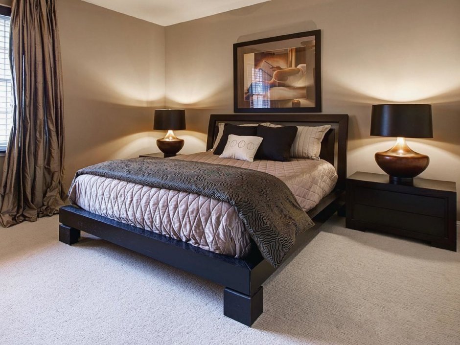 Спальня с коричневой кроватью